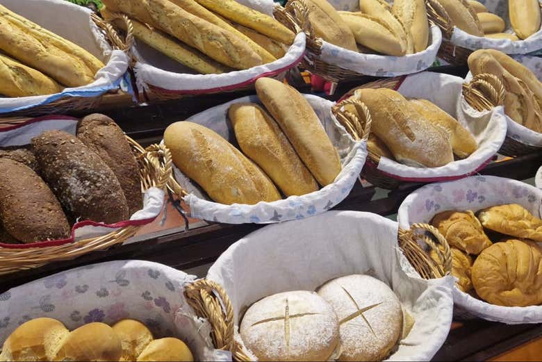 Diferentes tipos de panes en el mercadillo