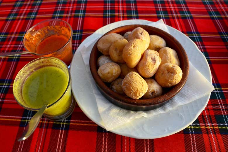 Piatto di papas arrugadas con mojo
