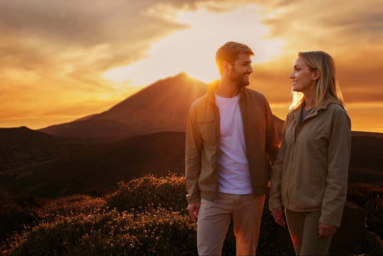 Um casal em frente ao Monte Teide ao pôr do sol