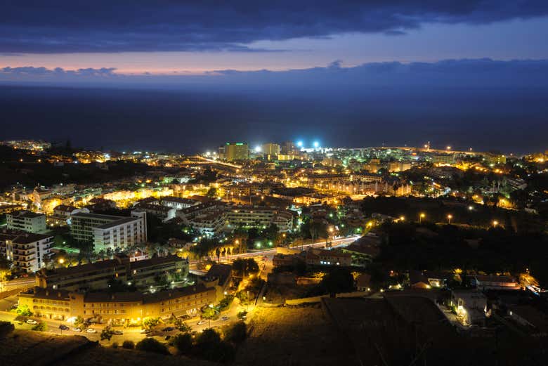 Panorâmica de Puerto de la Cruz ao cair da noite