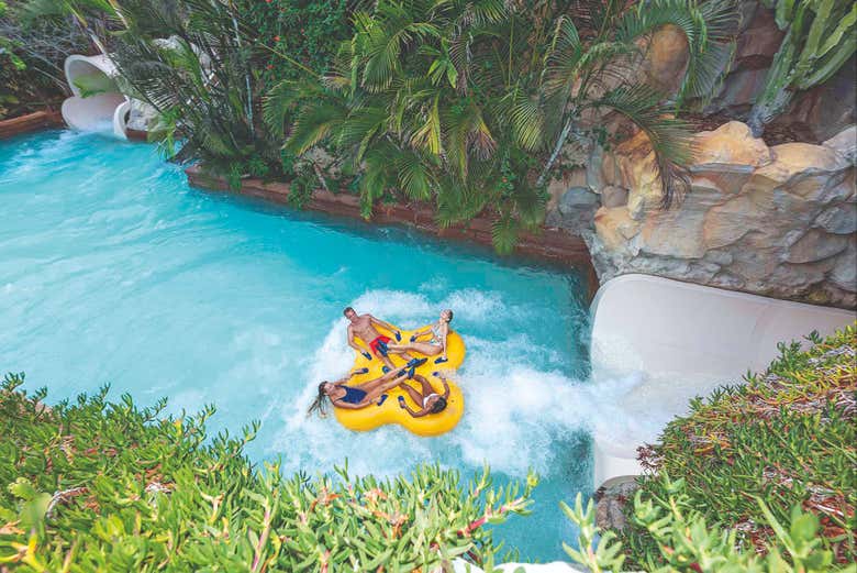 Disfrutando con amigos de las atracciones del parque
