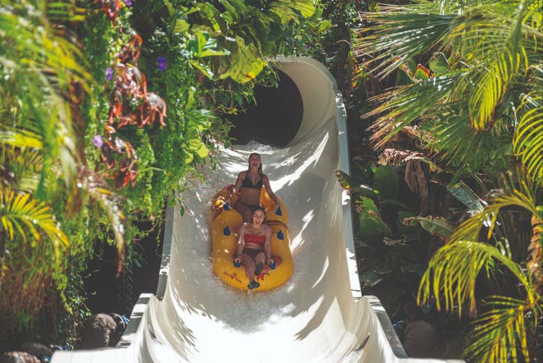 Diversión en los toboganes de Siam Park