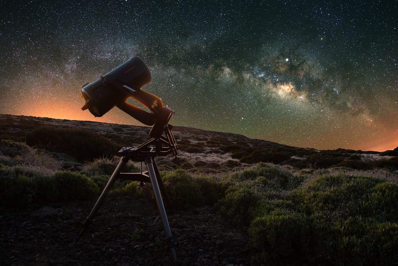Un télescope aux Cañadas du Teide à la tombée de la nuit