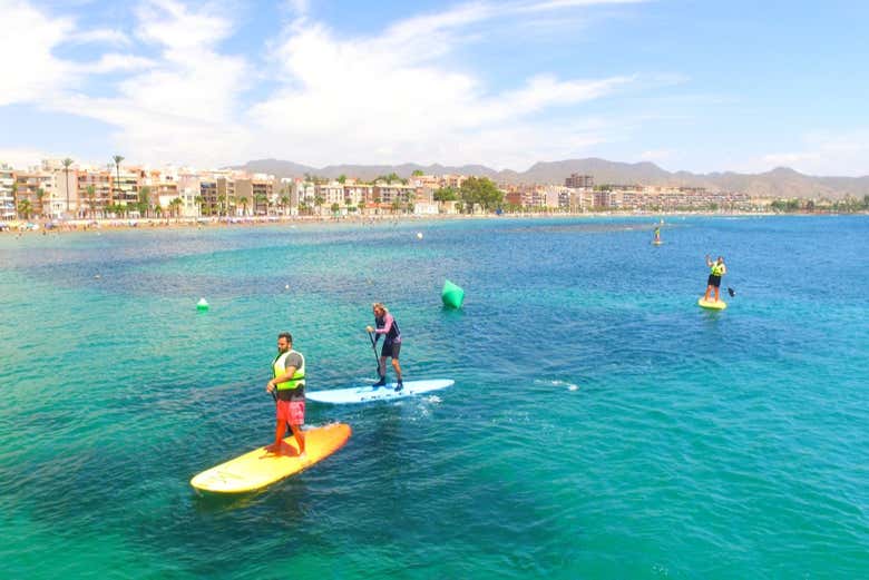 Praticando paddle surf em Puerto de Mazarrón
