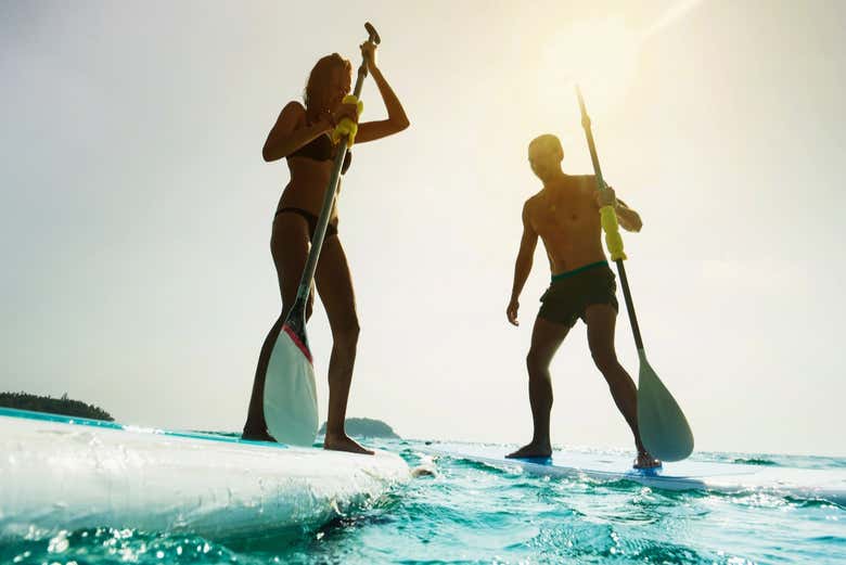 Casal fazendo paddle surf