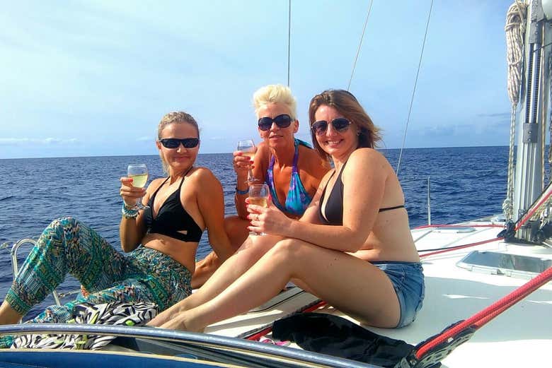 Prendendo il sole su una barca a vela