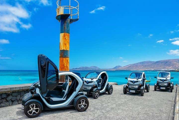 Auto elettriche lungo la costa di Lanzarote