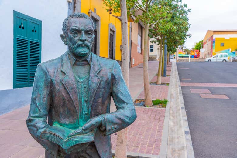 Escultura de Miguel de Unamuno ante su Casa-Museo