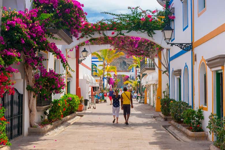 Passeando por uma das ruas de Puerto de Mogán