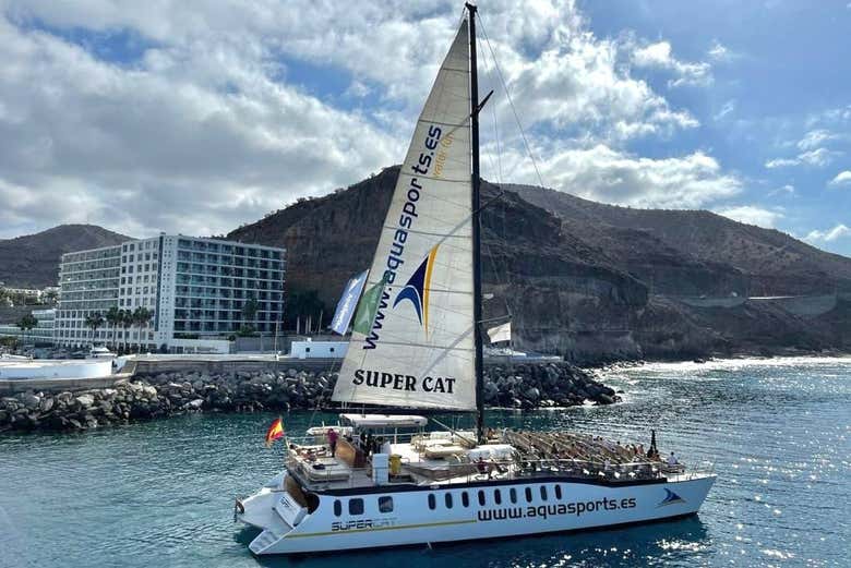 Navegaremos a bordo de un cómodo catamarán