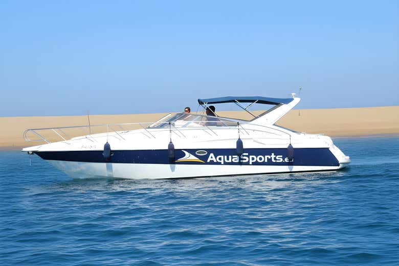 Disfrutando del paseo privado en yate