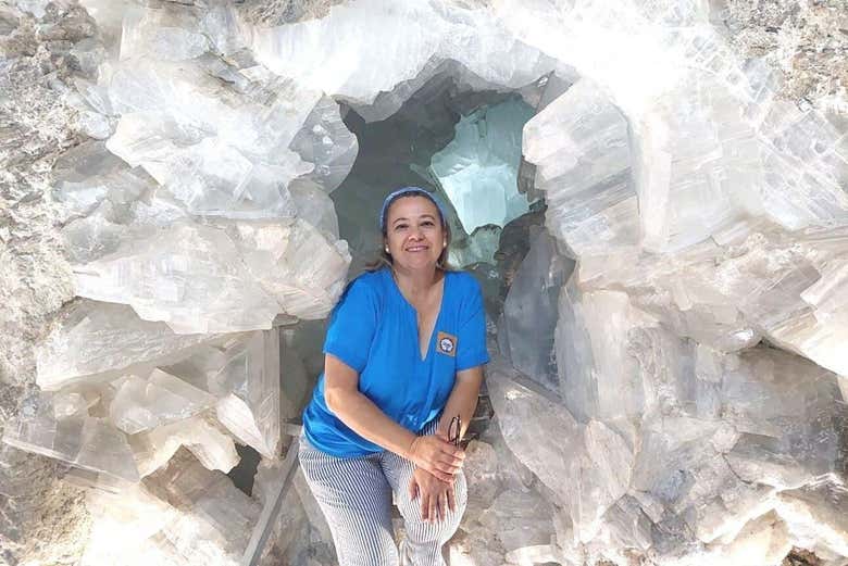 Uma mulher dentro do geodo gigante