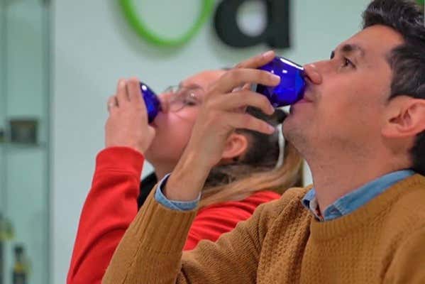 Probando el aceite de Oleo Almanzora
