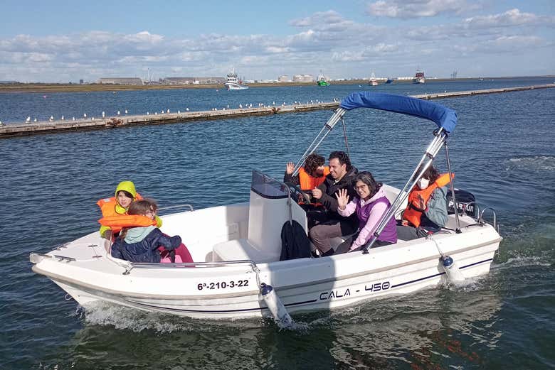 Navegando em um barco sem licença em Punta Umbría