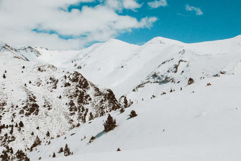 Montagnes enneigées dans la Vallée de Nuria