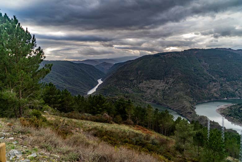 Contemplando las vistas del valle de Quiroga