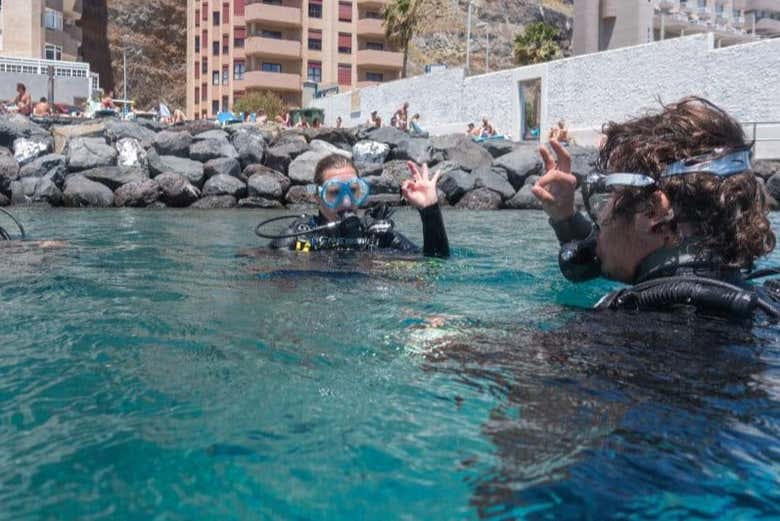 Atendiendo a las explicaciones del monitor