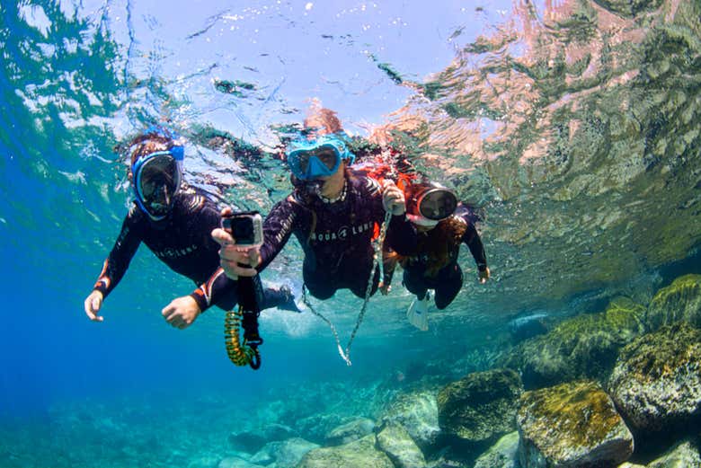 Una coppia durante l'esperienza di snorkeling