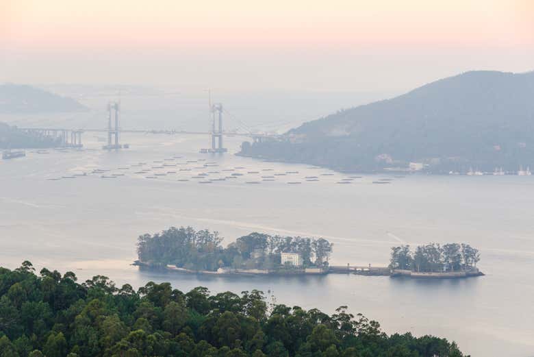 San Simón e San Antón estão situadas na Ria de Vigo