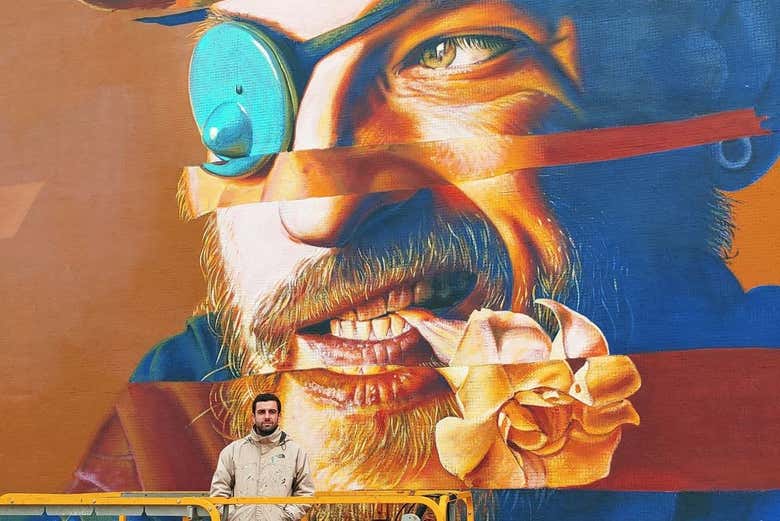 Artista posando com sua obra