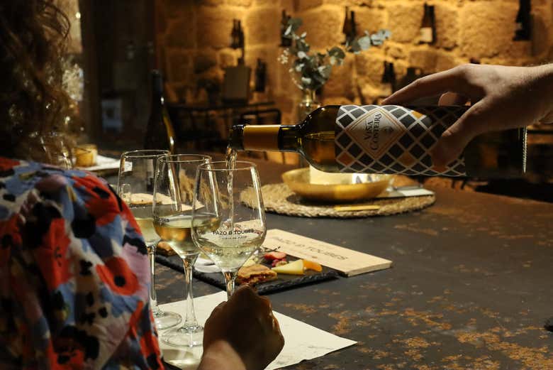 Dégustation d'un verre de vin blanc Pazo de Toubes