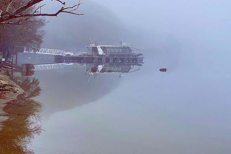 Paseo en barco por el lago en pleno invierno