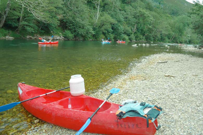 Canoas nas margens do rio Sella