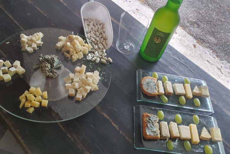 Desfrutando da degustação de sidra e queijos