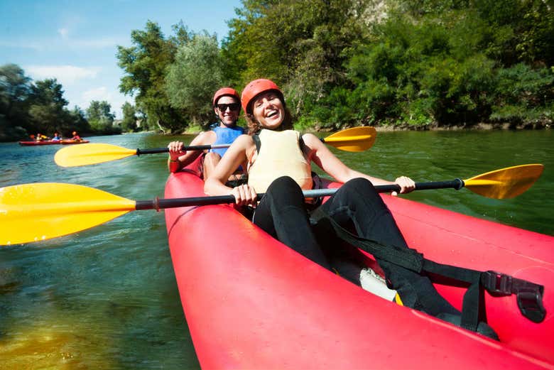 Disfrutando del descenso en canoa