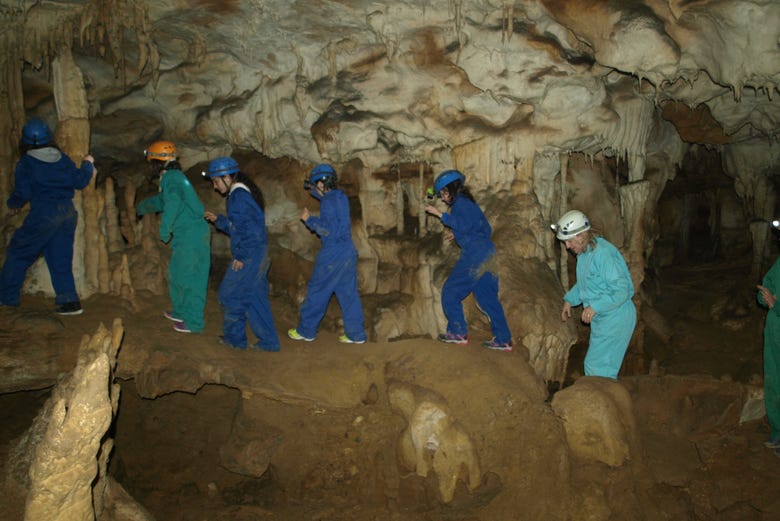 Explorando una cueva asturiana