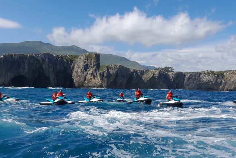 Un grupo fazendo o tour de jet ski