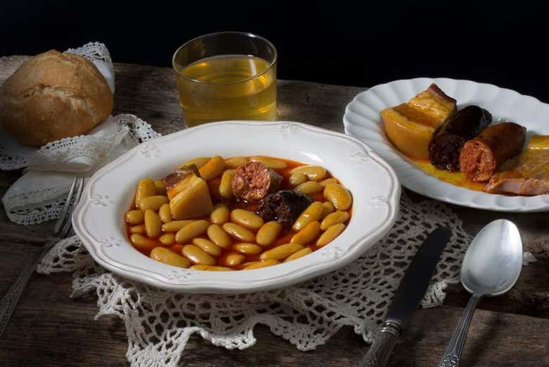 Um prato de fabada asturiana