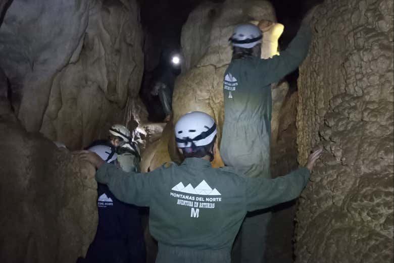 Superando o interior da gruta