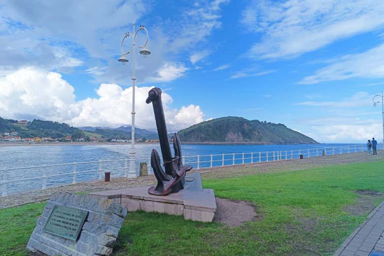 Escultura de un ancla en Ribadesella