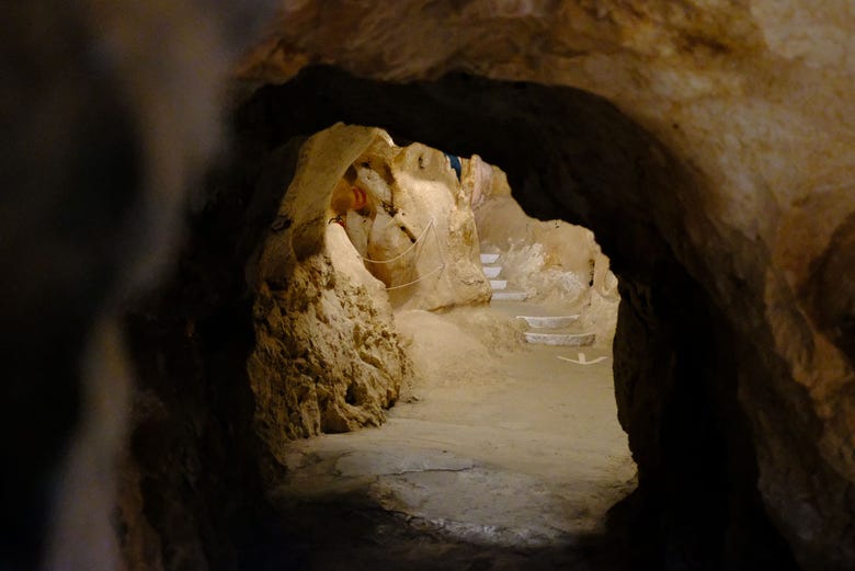 Parcourir l'intérieur de la grotte du Trésor (Cueva del Tesoro)