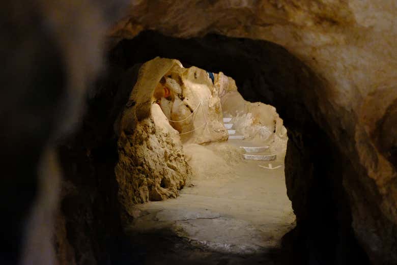 Recorriendo el interior de la Cueva del Tesoro