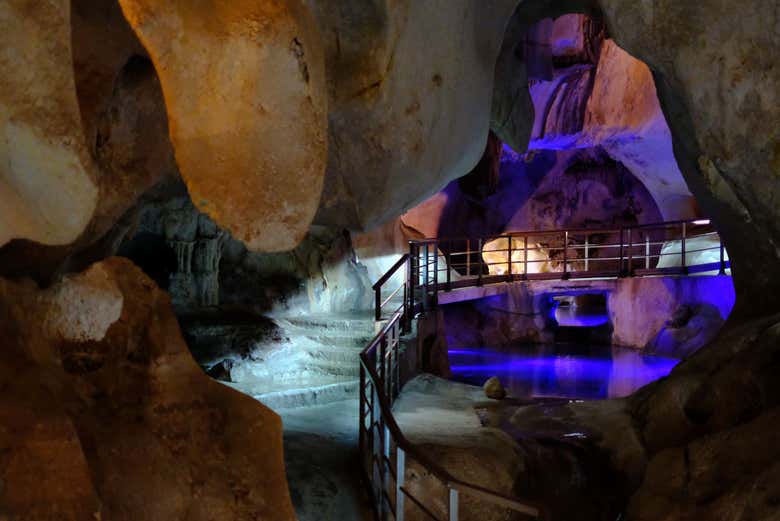 Pasarelas de la cueva