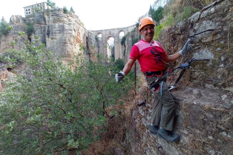 Posando para una foto en la vía ferrata del Tajo de Ronda