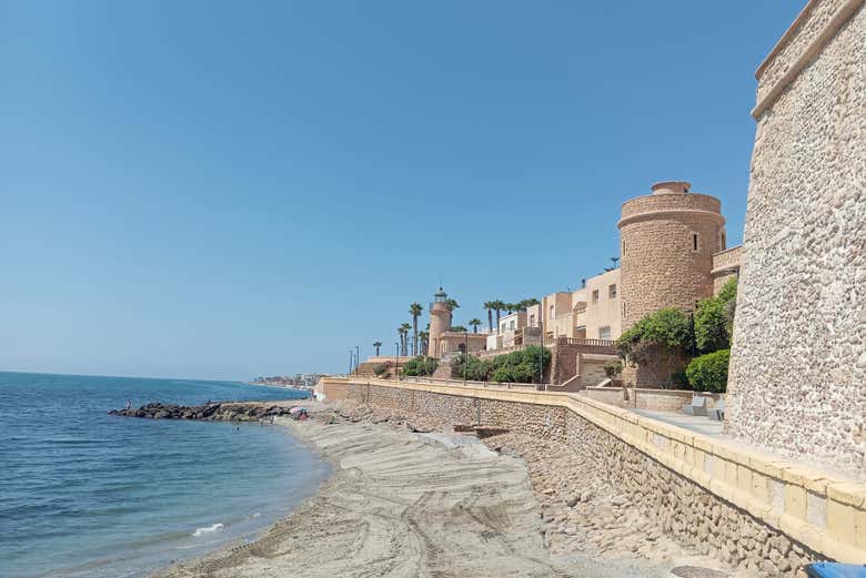 Pasead junto a la fortaleza y la orilla del mar
