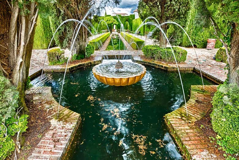 Exploring the Generalife gardens