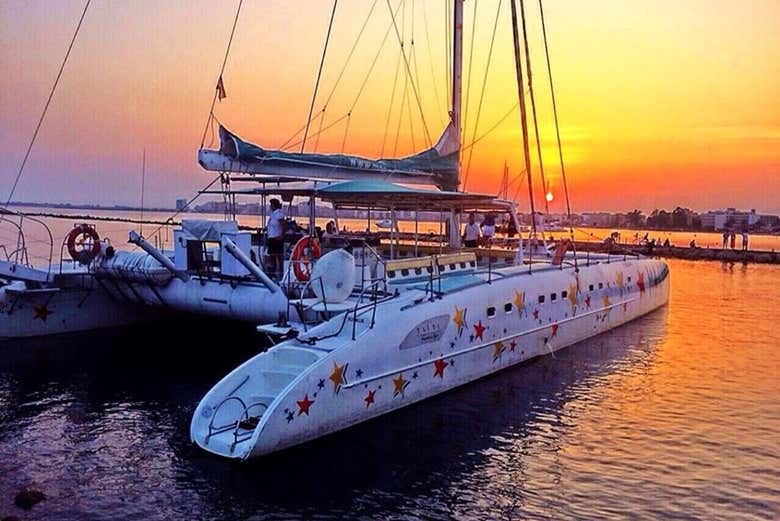 Passeio de catamarã ao entardecer