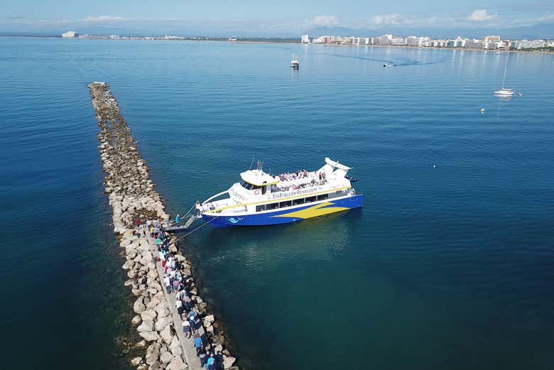Embarcando en el muelle de Rosas