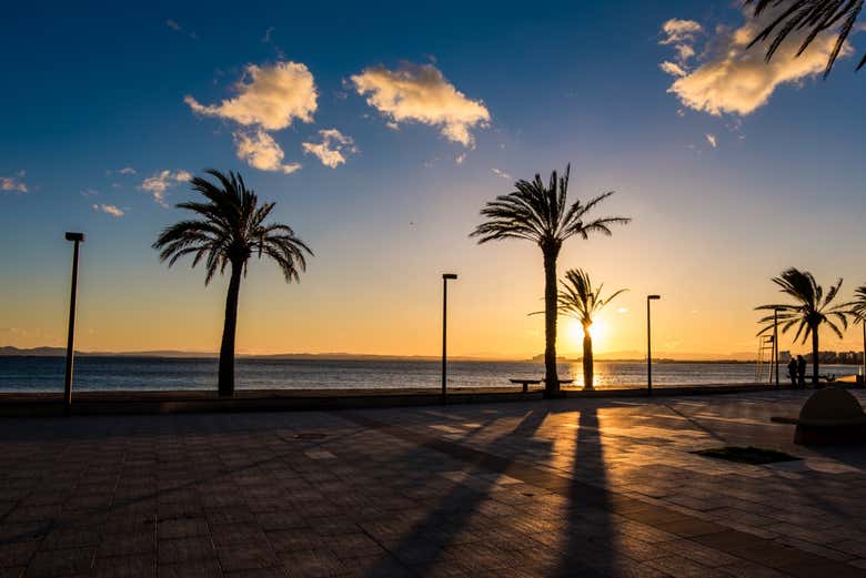 Passeio marítimo de Roses ao entardecer