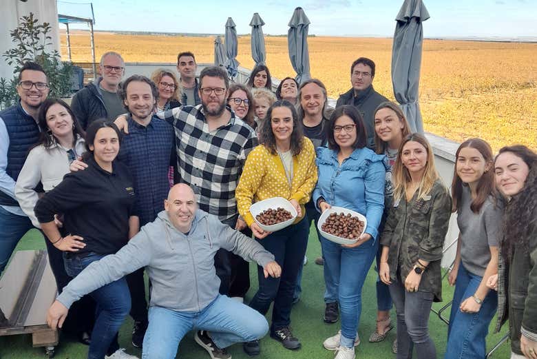 Foto de grupo durante una visita por la bodega