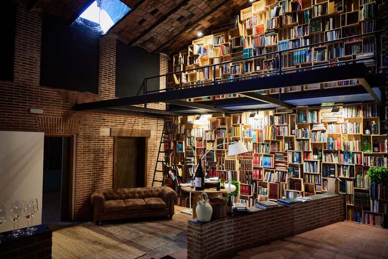 Estanterías con libros dentro de la bodega