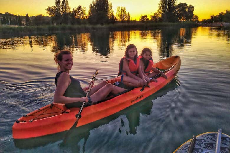 A punto de subirnos a los kayaks