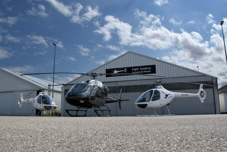 Flota de helicópteros en el aeropuerto de Sabadell