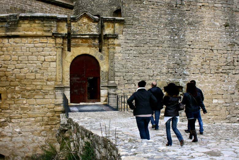 En la entrada del castillo de Sabiote