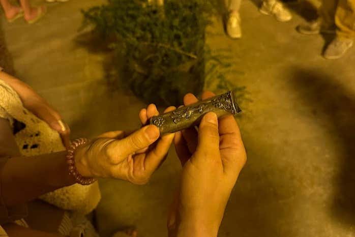 El guía mostrando un objeto artesanal durante el tour