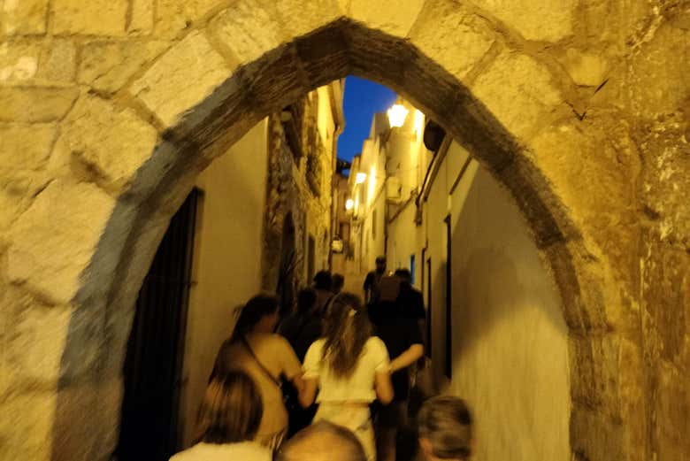 Un grupo de visitantes atravesando un arco de la Judería